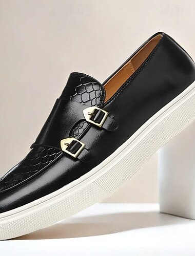  braune Loafer aus Kunstleder für Herren mit doppeltem Schnallenriemen, Krokodilmuster und weißer Sohle – stilvolle Freizeitschuhe fürs Büro oder formelle Anlässe