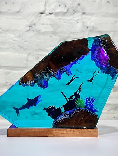  Luz de noche de resina oceánica hecha a mano, luz de noche con gran tiburón blanco y pareja de buceadores, lámpara de mesa de madera USB para el hogar &Decoración de oficina, adorno artístico único.