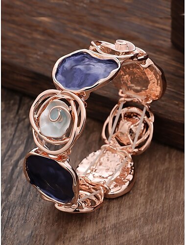  Silberfarbenes Damenarmband – künstlerisches Design mit blauen Muschelakzenten aus Kunstharz für einen eleganten Küstenlook