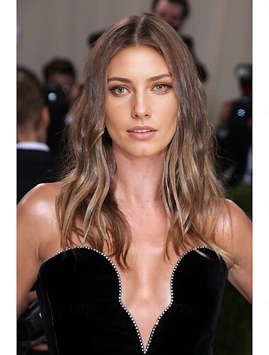  Von Hailey Bieber inspirierte Perücke, gewellte, asymmetrische Perücke, mittellang, braunes Kunsthaar, modisches Damendesign, weiches Naturbraun