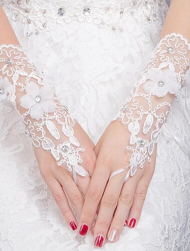  zarte Spitzen-Brauthandschuhe mit 3D-Blumenapplikationen und funkelnden Strasssteinen - ideal für eine Hochzeit im Vintage-Stil