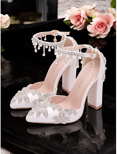  Elfenbeinfarbene Satin-Pumps für Damen mit Kristallblumen-Applikationen und Perlenquasten | bequem und elegant als Hochzeitsschuh