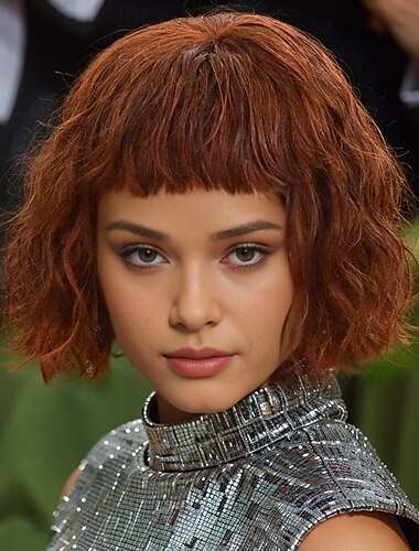  perruques inspirées de zendaya perruque synthétique bouclée avec frange perruque courte brun moyen / auburn foncé cheveux synthétiques design à la mode pour femmes brun naturel doux