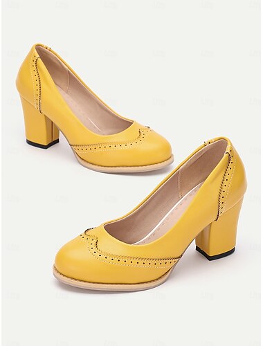  Tacones amarillos de inspiración vintage para mujer con detalles brogue, tacón grueso y diseño sin cordones, perfectos para ropa de trabajo y ocasiones especiales.