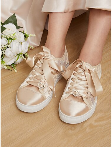  Damen-Sneaker mit Spitze und Satinbesatz – ideal für eine lässig-schicke Hochzeit