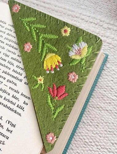  Hand Embroidered Corner Bookmark, Floral Style Embroidery Bookmarks, Felt Triangle Page Corner Handmade Bookmark, Decorative Felt Triangle Bookmark, Bookmarks for Book Lovers