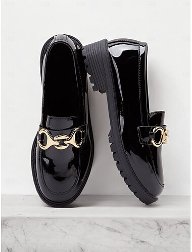  Mocasines de charol negro de moda para mujer con suela gruesa y cadena dorada | Perfectos para ocasiones informales y elegantes