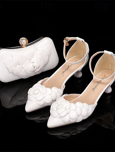  Zapatos de novia blancos con detalles florales y clutch a juego: elegante conjunto de boda para mujer