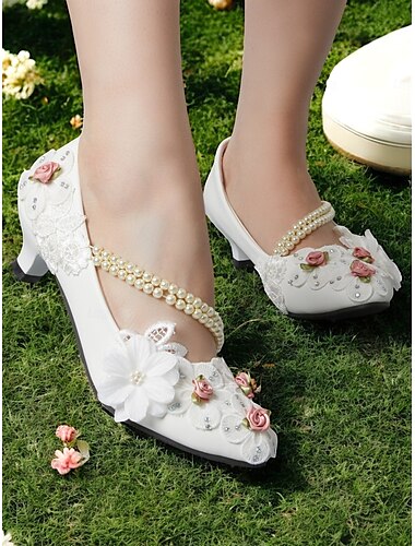  weiße, mit Blumen verzierte Schuhe mit Perlenriemen und niedrigem Absatz für Braut- und Hochzeitsveranstaltungen
