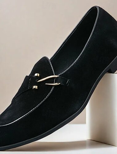 brune semskede loafers for menn med gullspennedetaljer – stilige slip-on sko for uformelle og semiformelle anledninger