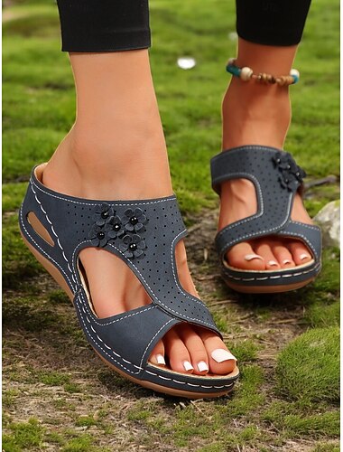  brune slip-on sandaler til kvinder med udskårne blomsterdekorationer og behagelig sål til sommerbrug og afslappede udflugter