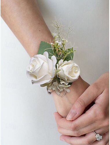  エレガントな白いバラの手首用コサージュとブートニアセット - 結婚式、花嫁介添人、フォーマルなイベント用の造花アクセサリー