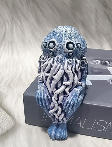  statuina di polpo in resina, decorazione di polpo seduto blu, statua di animale realistica, ornamento da tavolo, regalo a tema oceano, decorazione artigianale in resina