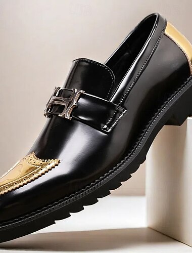  mocassins masculinos pretos e dourados com fivela decorativa e detalhes brogue – sapatos formais elegantes para escritório e ocasiões especiais