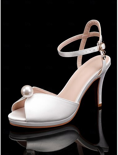  Sandalias de tacón blancas con detalle de perlas: calzado elegante y con clase para bodas y eventos nocturnos.