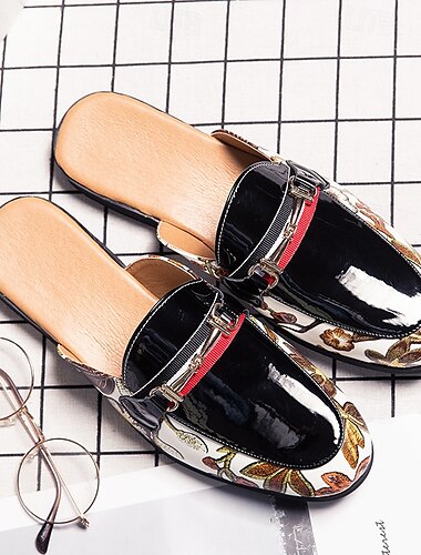  Herren-Slipper aus glänzendem schwarzem Lackleder mit floralem Print-Design, verstellbarem Riemen, perfekt für lässige und modische Anlässe