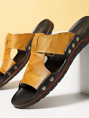  Lässige gelbe Schlupfsandalen aus Leder für Herren mit Nietendetails, bequeme Outdoor-Schuhe für den Sommer