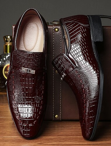  mocassins masculinos com padrão de crocodilo bordô – sapatos formais elegantes e sem cadarço com detalhes em metal para ocasiões de negócios e formais