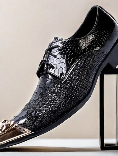  Hochwertige Herrenschuhe aus schwarzem Leder mit Schlangenmuster und goldener Spitze sowie roségoldener Löwenkopfspitze – stilvolles, formelles Schuhwerk für besondere Anlässe