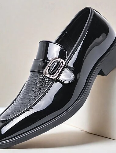  burgunder loafers i lakk for menn med krokodilletekstur og spenndetalj – elegante slip-on sko for formelle anledninger og forretningsklær