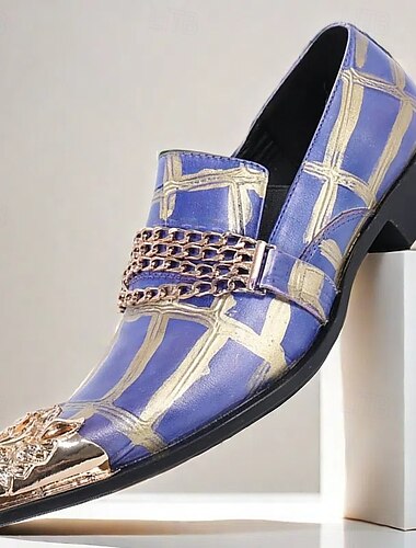  Herren-Loafer aus hochwertigem Rindsleder mit goldener Spitze, künstlerischem geometrischem Design in Blau und Gold, Kettendetail und metallischem Löwenkopf – luxuriöse Slipper für besondere Anlässe und Abendgarderobe
