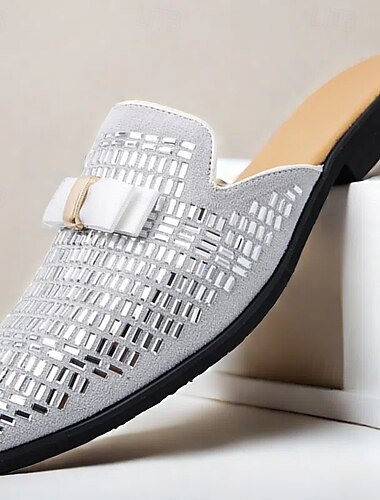 Herren-Slipper aus braunem Wildleder mit metallisch-goldenen Nieten und Schleifenakzent – stilvolle Freizeit-Loafer für den Alltag und besondere Anlässe