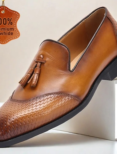  mocassini da uomo in pelle marrone con dettagli stampati a serpente e accenti di nappe: scarpe eleganti slip-on in pelle di vacchetta di alta qualità per occasioni formali, aziendali e quotidiane
