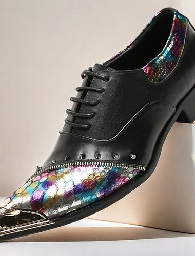  Premium schwarze Leder-Dressschuhe für Männer mit goldenen Spitzen mehrfarbigem Schlangen-Muster und Nieten – stylische formelle Fußbekleidung für besondere Anlässe