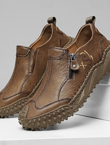  brune slip-on sneakers i imiteret læder med lynlåsdetalje, behagelig gummisål og stilfuldt afslappet design – perfekt til daglig brug og udendørs aktiviteter
