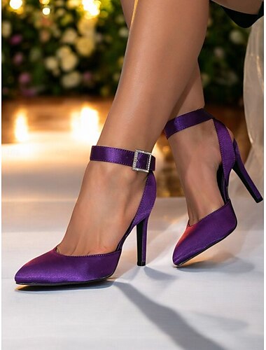  Damenpumps aus violettem Satin mit spitzer Spitze und Fesselriemchen – klassische Stilettopumps für Abend- und formelle Anlässe sowie Hochzeiten