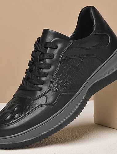  klassische weiße Leder-Sneaker für Herren mit dezenten Nähten – vielseitiges Schuhwerk für den Alltag und Freizeitausflüge