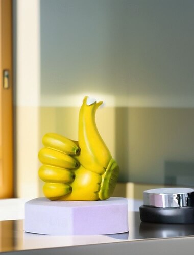  hartsi peukalot ylös -koriste, banaanin inspiroima käsityöpatsas, inspiroiva ele-sisustus kotitoimistoon, työpöydän näyttöhahmo