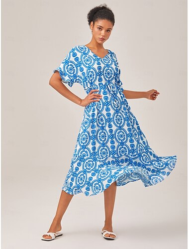  Resort-tyylinen sininen printtimekko, jossa on sovitettu vyötärö