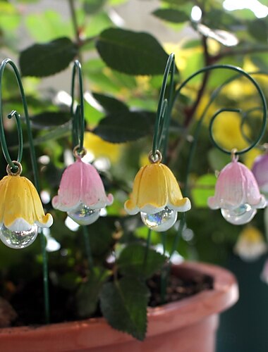  9 個のスズランの庭の杭の装飾、金属製の庭の芸術の装飾品、春夏樹脂製の花の庭の杭、屋外の芝生の通路、パティオの植木鉢、花壇
