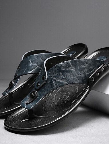  Moderne Flip-Flops aus hellbraunem Kunstleder für Herren mit doppelten Aussparungen und verstellbaren Riemen – vielseitiges Schuhwerk für Komfort im Alltag