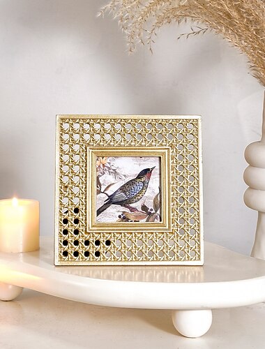 1 st en fyrkantig dekorativ fotoram med ett gyllene rottingmönster och en fotoram i hartsmaterial, lämplig för dekoration och uppvisning av familjefoton.   1 st en fyrkantig dekorativ fotoram med ett gyllene rottingmönster och en fotoram i hartsmaterial, lämplig för dekoration och uppvisning av familjefoton.