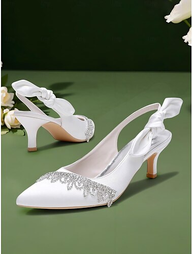  Witte satijnen kitten heel slingback bruidsschoenen - puntige bruidshakken met kristallen versieringen en strikband