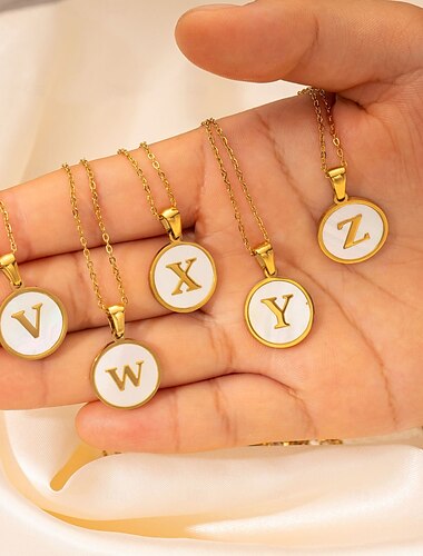  パーソナライズされた文字ネックレス、お母さんへのギフト、18Kゴールドメッキステンレススチールペンダント、ラウンドシェルデザイン、A-Zアルファベットネックレス、女性用の丈夫なチタンスチールジュエリー