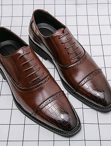  elegante braune Kunstlederschuhe mit Brogue-Details für den professionellen und geschäftlichen Rahmen