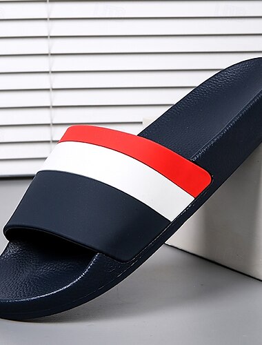  Sportliche Herren-Sandalen mit rot-weißen Streifen – auffälliges Schuhwerk für Freizeit und Outdoor-Aktivitäten