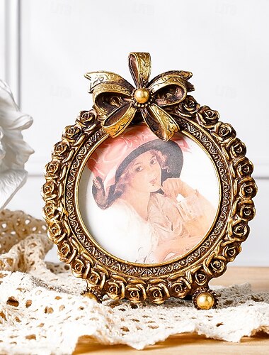 1 st en retro tredimensionell mönstrad rund fotoram en antik guldfärgad skrivbordsfotoram i europeisk stil lämplig för heminredning på skrivbordet, fotodisplay och fotograferingsrekvisita   1 st en retro tredimensionell mönstrad rund fotoram en antik guldfärgad skrivbordsfotoram i europeisk stil lämplig för heminredning på skrivbordet, fotodisplay och fotograferingsrekvisita