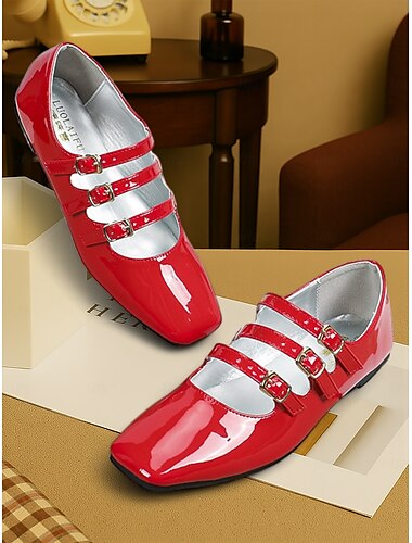  damskie buty typu „marynarki jane” z lat 30. XX wieku, wykonane z czerwonej lakierowanej skóry, z paskami z potrójną klamrą – klasyczne buty wizytowe w stylu retro na imprezy i na co dzień