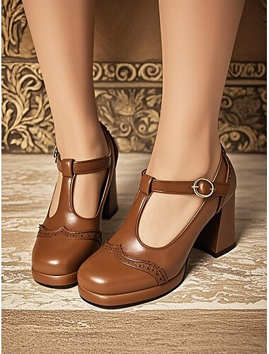 Bruine Mary Jane pumps met T-bandje voor dames - retro brogue pumps uit de jaren 50, perfect voor op kantoor, theekransjes en vintage Gatsby-geïnspireerde outfits.
