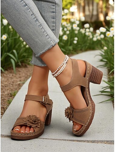  Damensandalen mit Blumenmuster und dickem Absatz – braune Sommerschuhe aus Kunstleder mit Knöchelriemen und 3D-Blumendesign für Gartenspaziergänge und Treffen im Freien