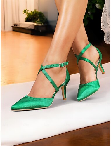  Groene satijnen pumps met puntige neus en kruisband voor dames – opvallende cocktailpartypumps voor glamoureuze gelegenheden