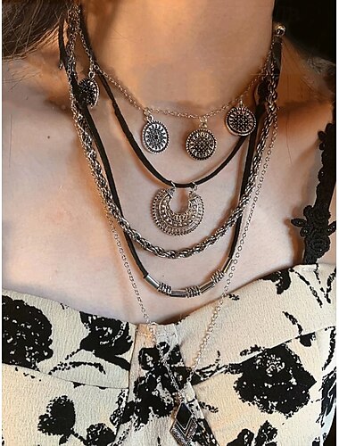  colier stratificat boem argintiu cu lanțuri negre și argintii, pandantive circulare și geometrice, perfect pentru ținute casual și de seară, ideal pentru accesorii de vară și festival