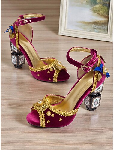  naisten viininpunaiset samettikorkokengät kullanvärisillä koristeilla – barokkityyliset nilkkaremmissandaalit koristeellisilla korkokengillä muodollisiin tilaisuuksiin, pukujuhliin ja teatteriesityksiin