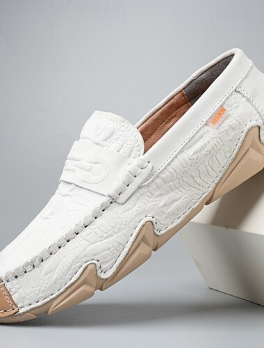  Vita herrloafers i konstläder med svart krokodilstruktur – eleganta och snygga slip-on-skor för semiformella evenemang, bröllop och avslappnade sammankomster
