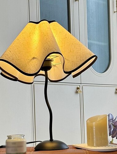  Lampe de table en métal, lampe de chevet, tissu créatif, pétale, chambre à coucher, veilleuse, bureau, étude, protection des yeux, lampe LED