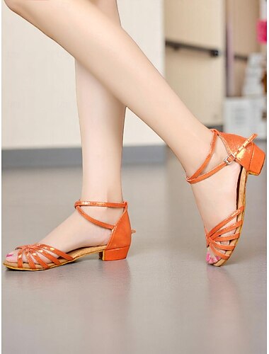  braune Riemchen-Tanzsandalen für Kinder mit kleinem Kitten Heel - bequeme Tanzschuhe für Kindertanzkurse und Auftritte